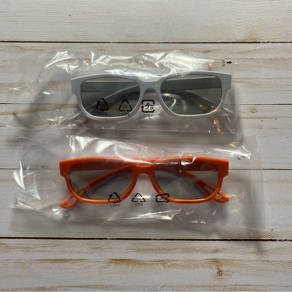 LG 3D Glasses AG-F200‎ Cinema 3D 4 Pairs Genuine LED HDTV Theater - Picture 2 of 6